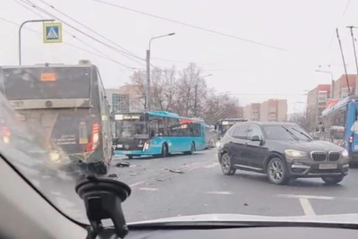 Bus and BMW Collision Paralyzes Traffic