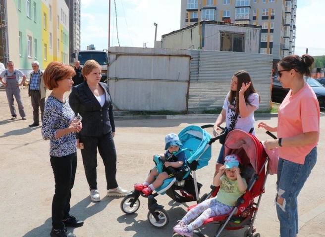 Сорокина провела встречу с подрядчиком на стройке детсада в Семчине | ya62.ru