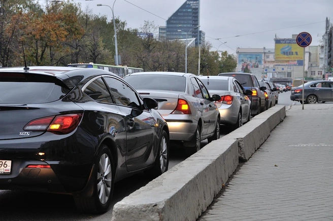 В пятницу, 24 сентября, выехать из центра по улице 8 Марта было очень непросто. Пробка растянулась на несколько кварталов | Источник: Артем Устюжанин / E1.RU