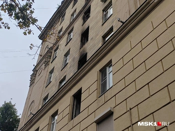 Последствия пожара видны до сих пор, окна решили вставить только в сентябре | Источник: Михаил Мечев / MSK1.RU