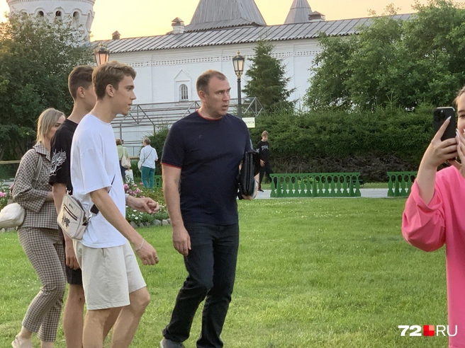 Замглавы Тюмени Петр Вагин оделся так, как ему комфортно, — в темно-синюю футболку и черные брюки | Источник: Полина Перепелица / 72.RU