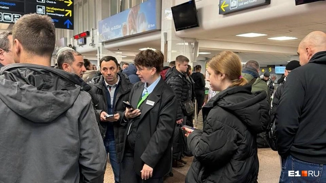 В аэропорту с пассажирами работают представители авиакомпаний | Источник: читательница E1.RU