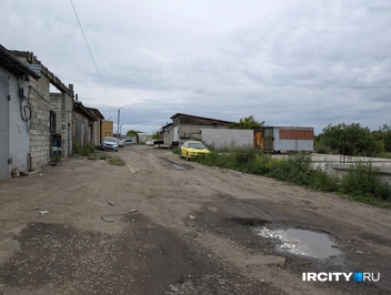 Выглядит мрачновато, но тут хотя бы встречаются фонари | Источник: Алина Ринчино / «ИрСити»