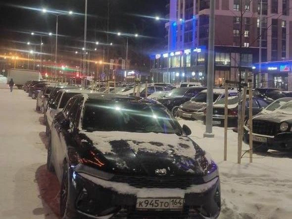 Автомобили, оставленные в пешеходной зоне на Эльмаше. | Источник: читатель E1.RU