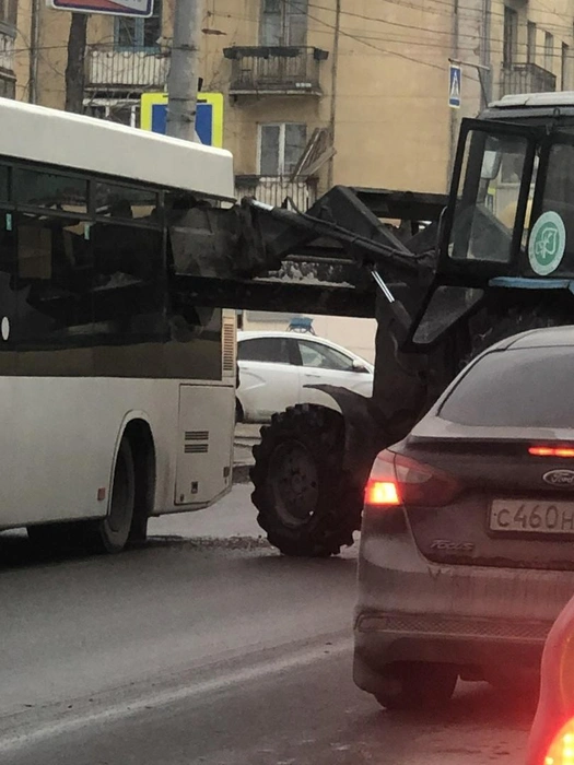 Ковш глубоко вошёл в салон | Источник: Ольга Кабачкова / Vk.com