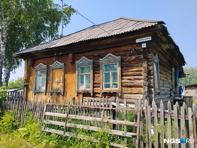 Наташа живет в доме своего деда, проводит в нем лето, как на даче | Источник: Рихарда Лем / NGS.RU