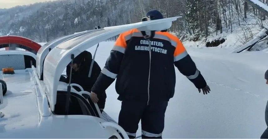 Махали и звали на помощь: в Башкирии семья с детьми застряла на Павловском водохранилище