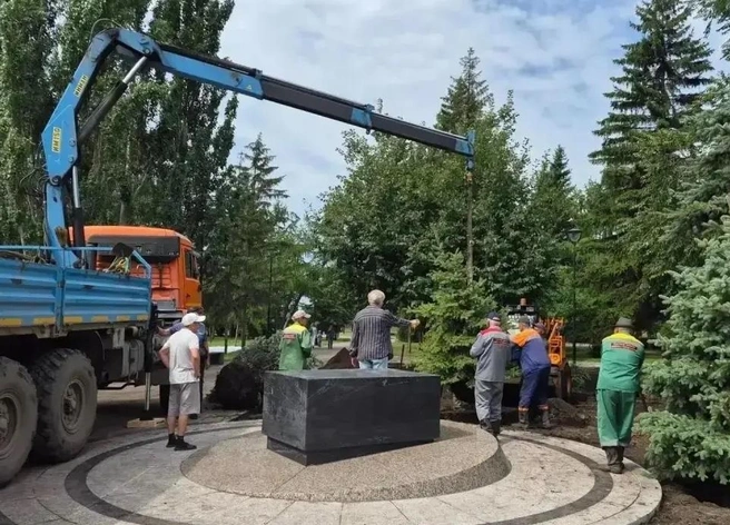 Озеленение проходит на многих центральных улицах | Источник: Мэр Омска Сергей Шелест / max.ru