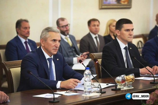 Тюменская делегация также встретилась с заместителем премьер-министра республики Юрием Шулейко | Источник: пресс-служба губернатора Тюменской области