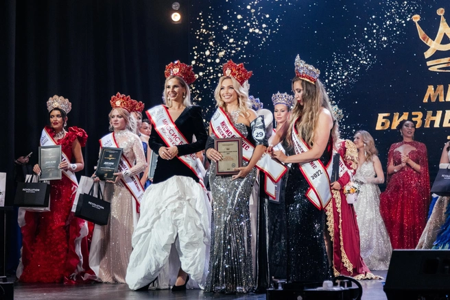 Инна Молчанова в центре под № 29 | Источник: Олег Перешеин