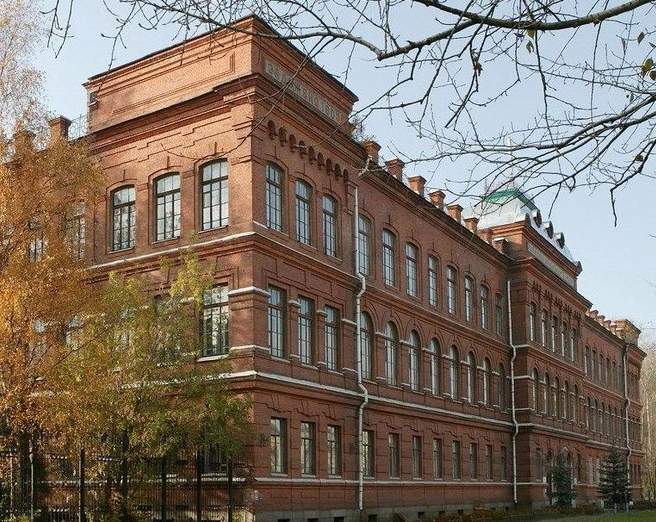Клуб находится в подвале краснокирпичного колледжа на площади Дерунова | Источник: Авиационный колледж г. Рыбинск / Vk.com