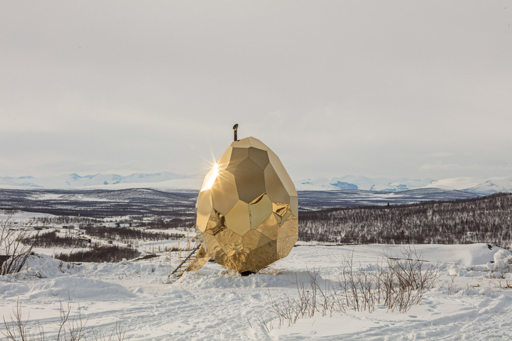 В Лапландии шведские художники построили сауну в виде золотого яйца