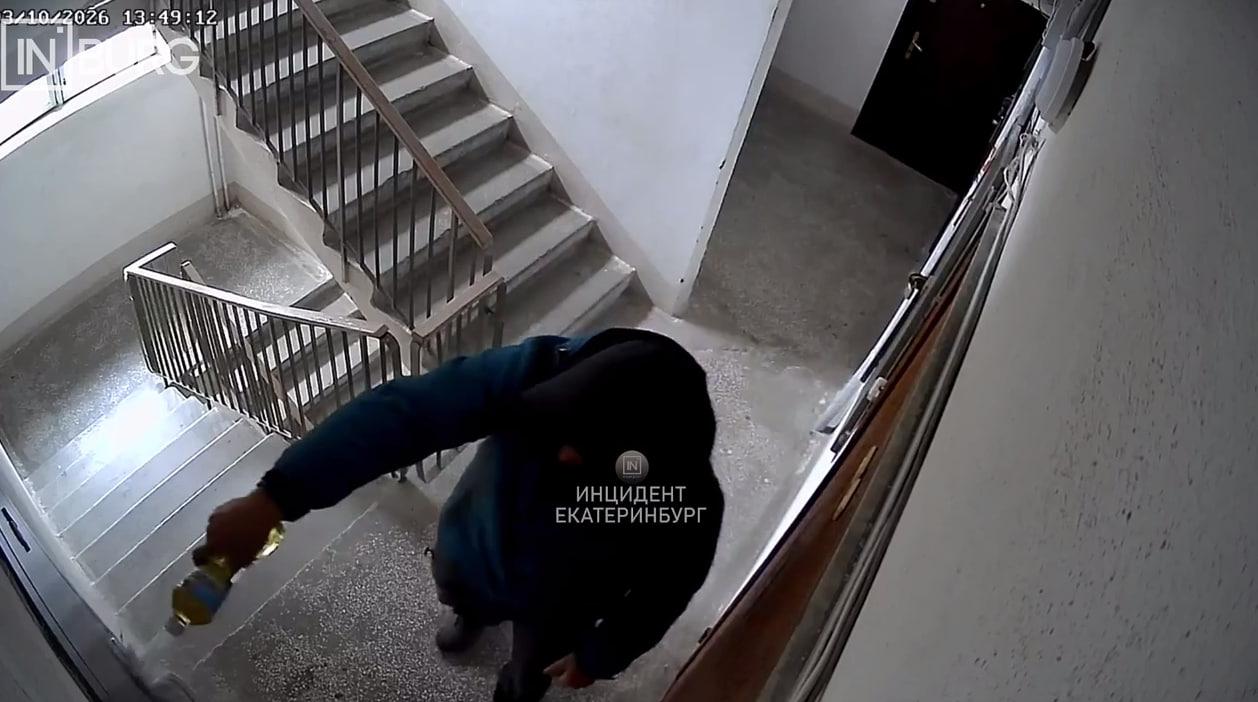 В Екатеринбурге курьер залил маслом дверь недовольного клиента: видео