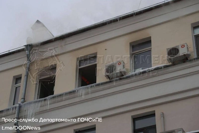 Пожар в московском доме перекинулся на чердак