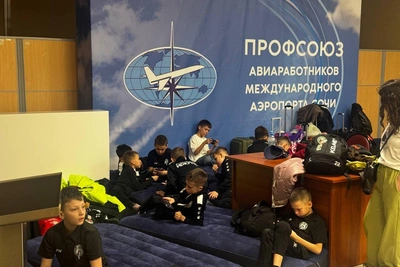 Спали на матрасах: задержки рейсов в Сочи из-за дронов