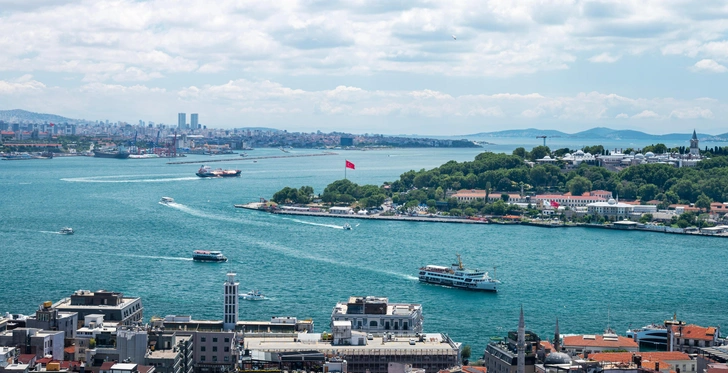 Вид на пролив Босфор в Стамбуле, Турция | Источник: Buntovskikh Olga via Shutterstock/Fotodom.ru
