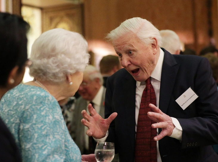 Королева с сэром Дэвидом Аттенборо на приеме The Queen's Commonwealth Canopy год назад, 15 января 2016 года