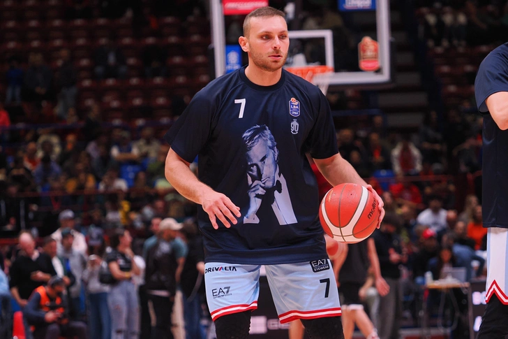 Слезы на паркете: Итальянские баскетболисты вышли на игру в футболках с портретом Джорджо Армани | Источник: IPA/IPA/Sipa USA