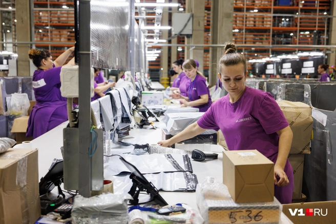 На складах с сотрудника ПВЗ могут высчитывать деньги, поэтому иногда они перестраховываются | Источник: Алексей Волхонский / V1.RU