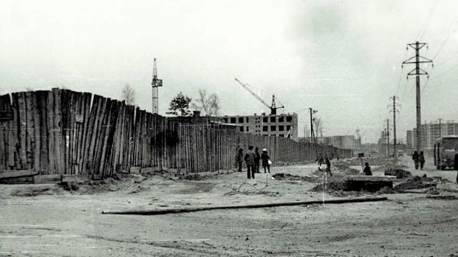 Пересечение улиц Мира — Нефтяников, 1980 год. В центре, за забором, возводят ГПТУ-44, а за ним — 9-этажный жилой дом | Источник: pastvu.com