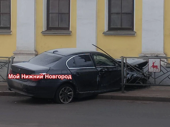 Водитель протаранил забор и влетел в здание | Источник: Мой Нижний Новгород / Telegram