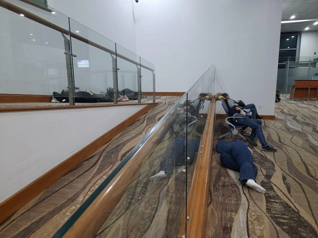 Пассажиры были вынуждены ночевать в аэропорту после экстренной посадки, лишь утром их разместили в отелях | Источник: Юлия