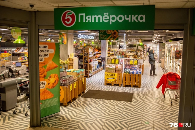 Большую часть цокольного этажа занимает продуктовый «Пятерочка» | Источник: Кирилл Поверинов / 76.RU