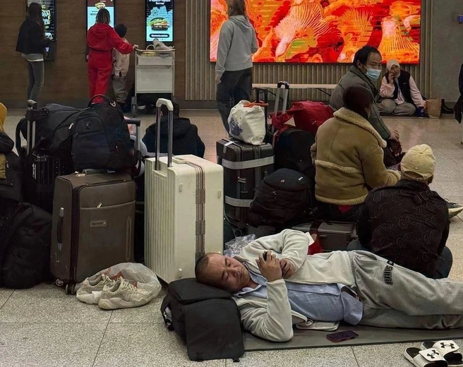 В аэропорту пассажирам выдают коврики и матрасы, дополнительные складные лавки | Источник: Читатели SOCHI1.RU