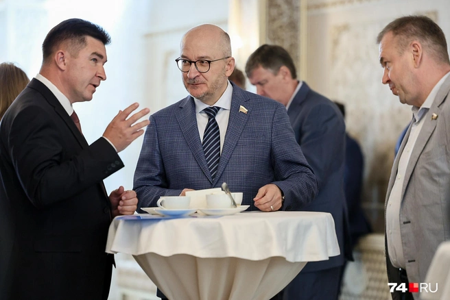 Сенатор Олег Цепкин (в центре) и депутат Госдумы Станислав Наумов (справа) прислушались к ректору ЧелГУ Сергею Таскаеву | Источник: Наталья Лапцевич 