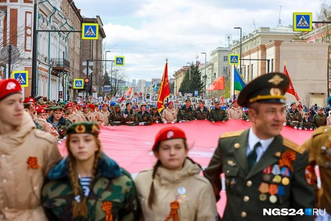 А здесь не только шествие на проспекте Мира, но еще и скандальное кафе «Кантри» в кадре. Сейчас его уже нет | Источник: Артем Ленц / NGS24.RU