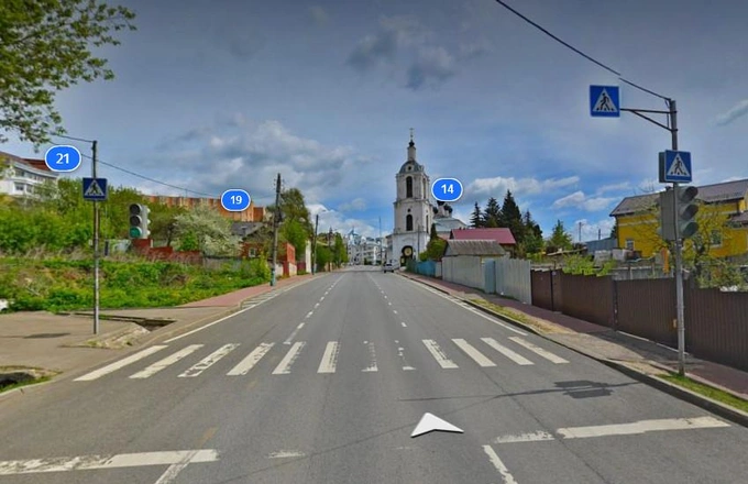 Кадр из фильма и панорама Смоленской улицы в Калуге. Со времени съемок местность немного изменилась, но колонка напротив дома 18, из которой пила воду героиня Муравьевой, осталась на месте | Источник: «Яндекс.Карты»