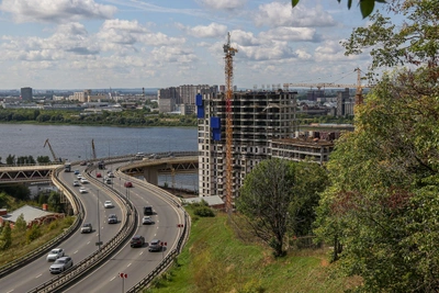 Полосу на спуске к метромосту перекроют до октября