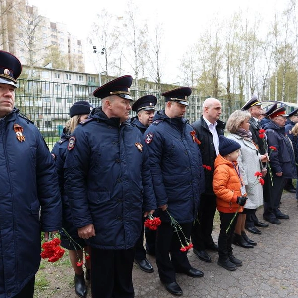 Мемориальную доску в память о бывшем полицейском, погибшем на СВО, открыли в петербургском лицее | Источник: ГУ МВД по Петербургу и Ленобласти
