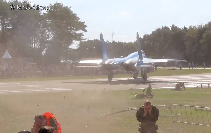 Истребитель Су-27 сдувает людей на авиашоу (видео)