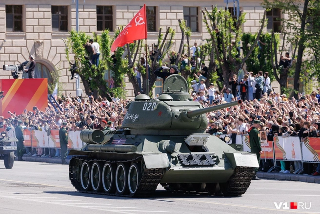 Полноценно насладиться парадом удалось не всем | Источник: Алексей Волхонский / V1.RU