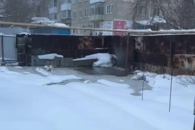 На улице Тульской прорвало трубу, топит огород