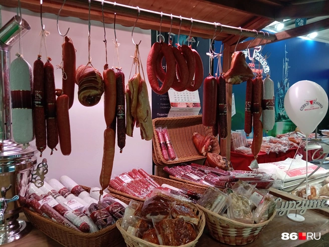Только посмотрите на это разнообразие колбасы! | Источник: Мария Гришкина / 86.RU