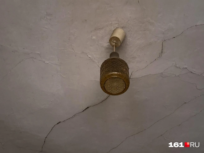 Кстати, лампочка тут вполне рабочая, хотя ее вкрутили еще при Ельцине | Источник: Марина Рыбалкина / 161.RU
