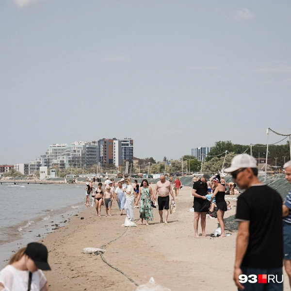 На Центральном пляже больше людей | Источник: Дарья Паращенко / 93.RU