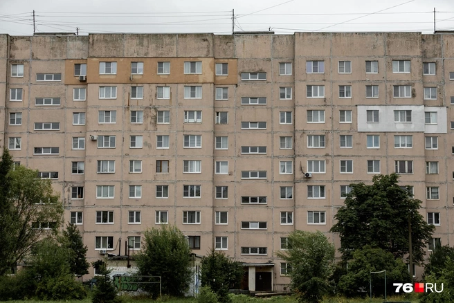 Большой панельный дом на улице Суздальской с фасадом, отличающимся от привычной для района серой гаммы | Источник: Александр Куренной / 76.RU