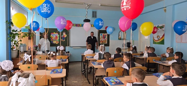 А к кому-то в школы нагрянули сотрудники ГАИ. С поздравлениями | Источник: «Госавтоинспекция Тольятти» / Vk.com