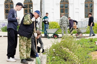 Гимназисты помогли в благоустройстве монастыря
