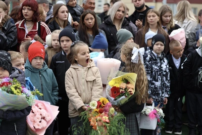 Первоклашки и выпускники: 1 Сентября в школе №96