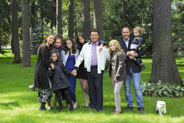Семья Кобзон (слева направо): дочь певца Наташа, внучки Орнелла, Идель, Мишель, Полина, Анита, зять Юрий и внук Джозеф, 2012 год