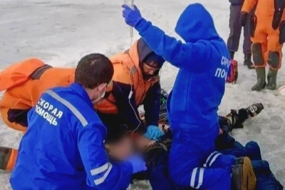 Мужчина провалился под лед на Новосибирском водохранилище