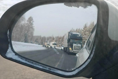 Massive traffic jam near Krasnoyarsk traps vehicles for hours