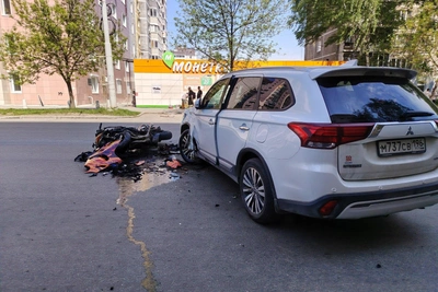 В Екатеринбурге сбили байкера. Пугающее фото с места ДТП