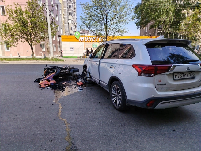 Водитель Mitsubishi наехал на мотоциклиста при выезде с прилегающей территории | Источник: «Мото Информ» / T.me