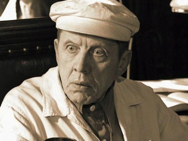 Валерий Золотухин в роли Никанора Босого | Источник: Кадр из сериала «Мастер и Маргарита» (2005)