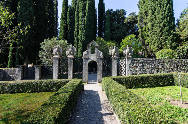 Ограда фруктового сада досталась хозяину вместе с поместьем. Скульптуры орлов работы Джанкарло Марони были приобретены в 1926 году.